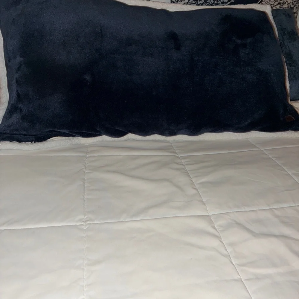 1‎ UGG Navy and Cream King Size pillow cover Preowned. Good Condition.